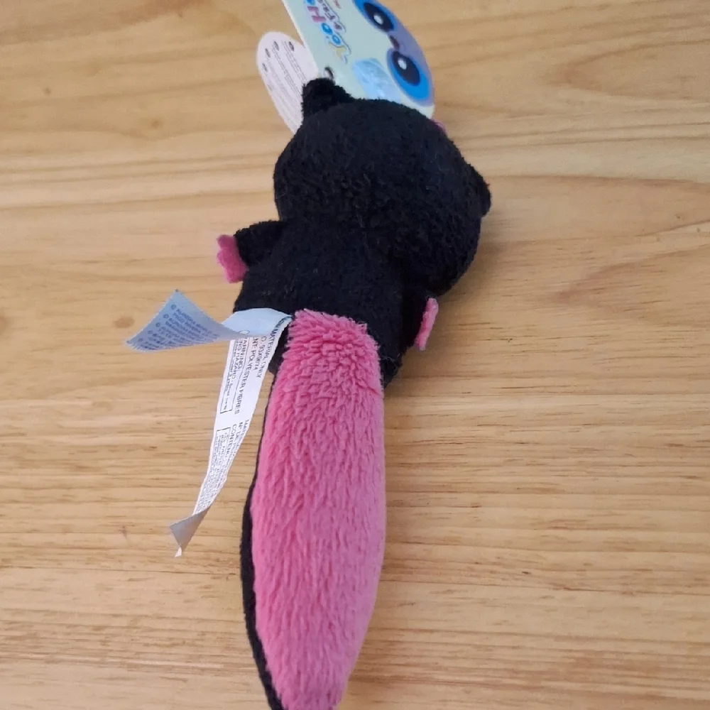 Aurora Sparkee The Striped Skunk New With Tags Keychain